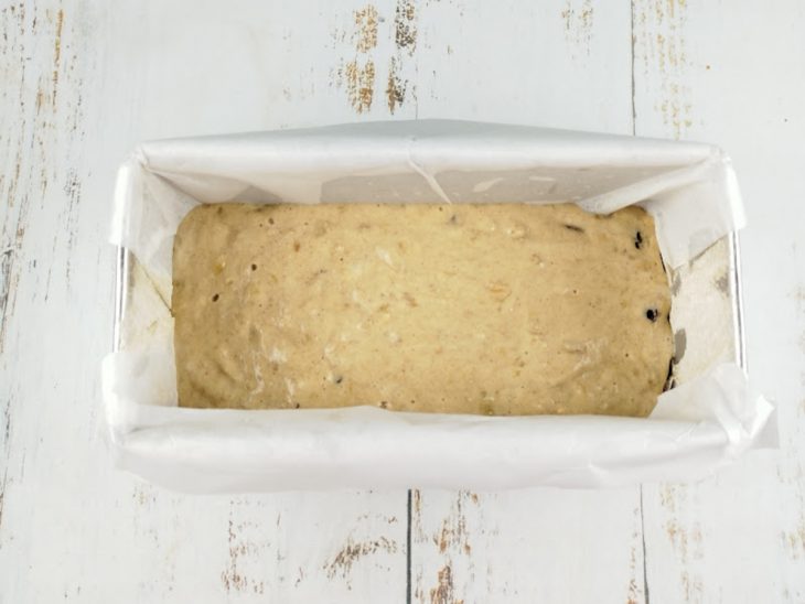 Massa transferida para a forma untada e nivelada.