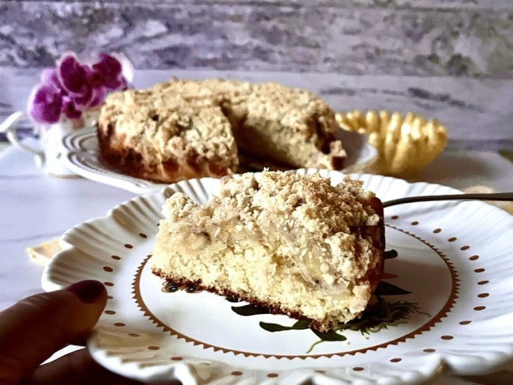 Fatia da cuca de banana com canela finalizada.