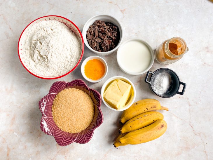 Ingredientes reunidos em uma bancada.