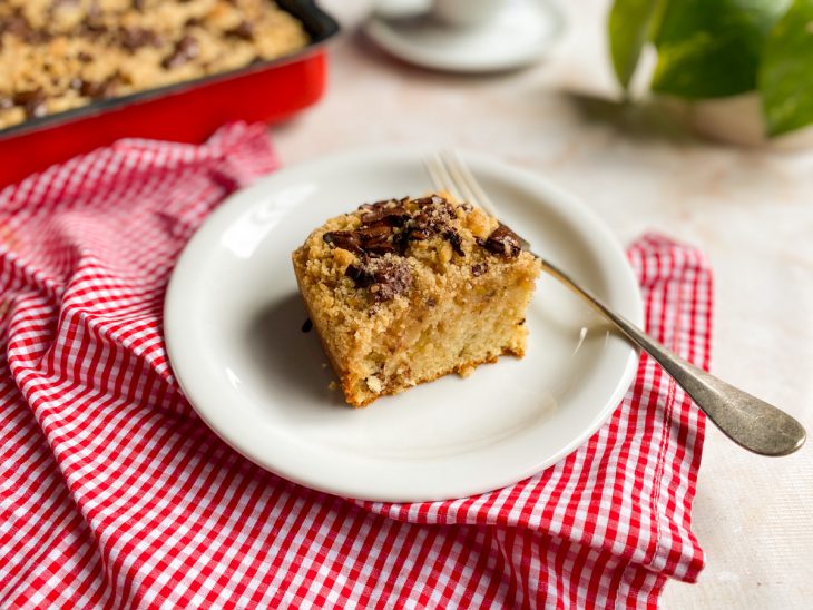 Fatia de cuca de banana com chocolate pronta para consumo em um prato.