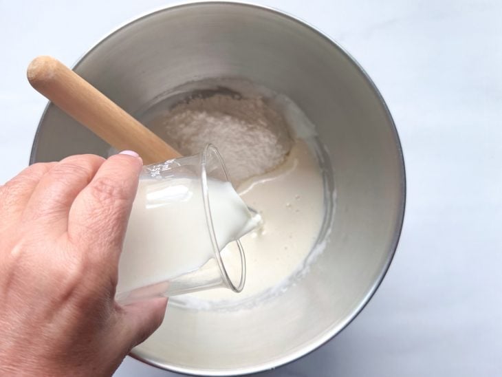 Manteiga, farinha de trigo e leite adicionados na mistura.