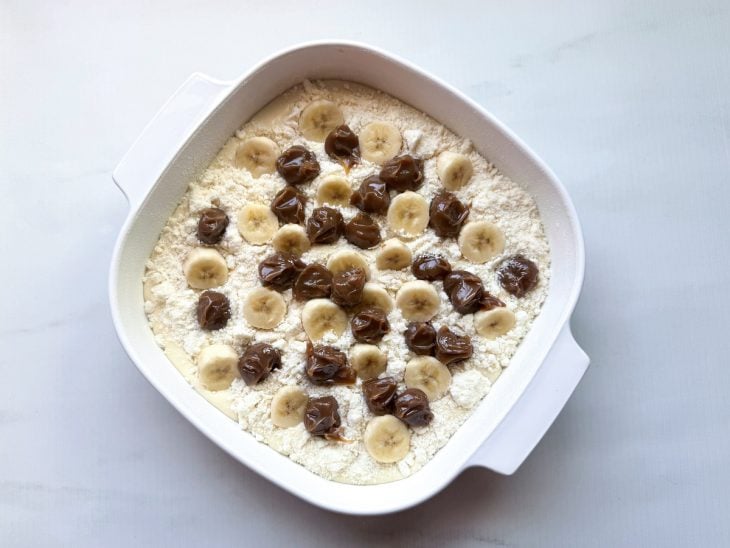 Banana e doce de leite adicionados sobre a massa.