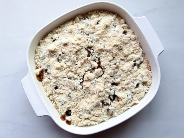 Cuca saída do forno, já assada.