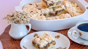 Cuca de banana com doce de leite