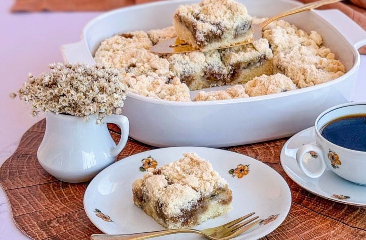 Cuca de banana com doce de leite