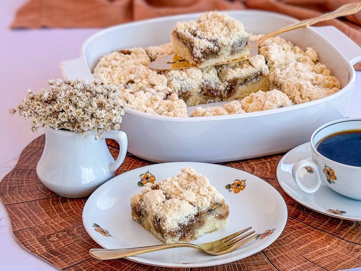 Cuca de banana com doce de leite
