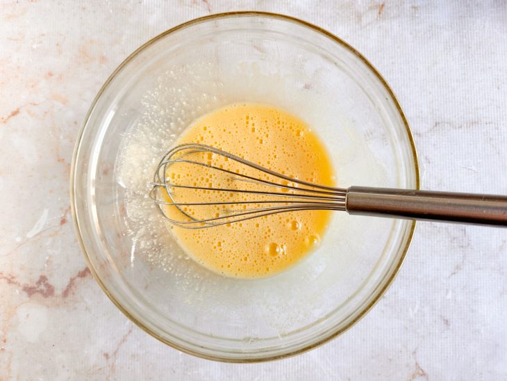 Ovos batidos na tigela.