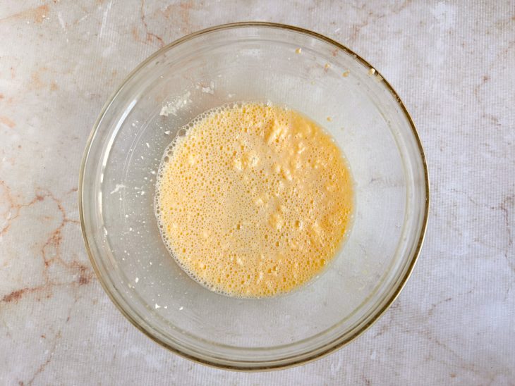 Leite e a manteiga, misturados aos ovos.