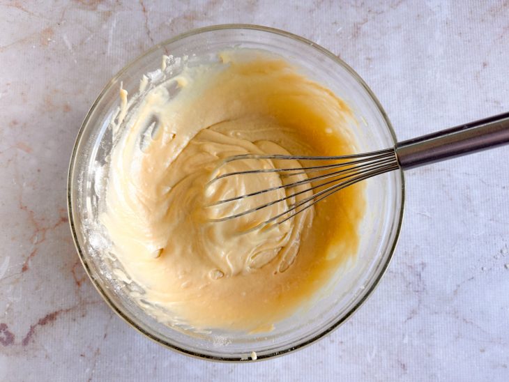 Farinha adicionada a mistura.