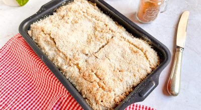 Cuca de banana com farofa