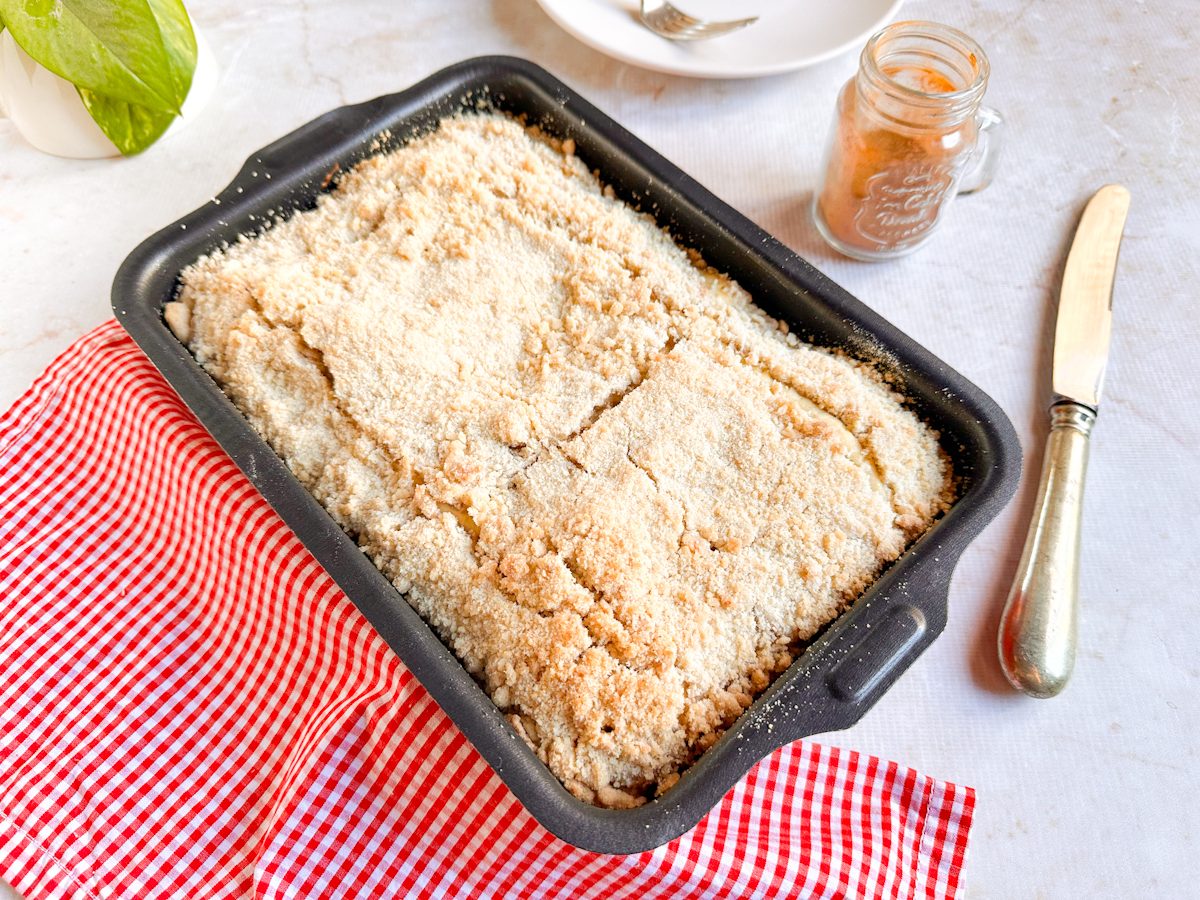 Cuca de banana com farofa