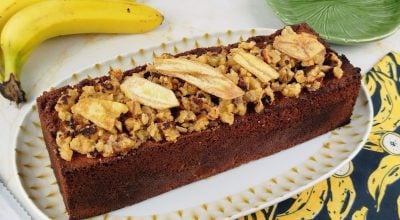 Cuca de banana com farofa crocante