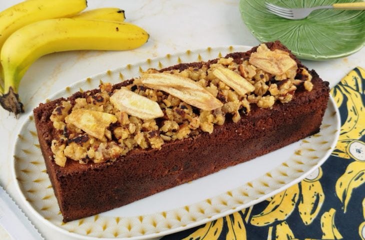 Cuca de banana com farofa crocante