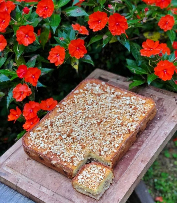 Cuca de banana com farofa de amêndoas