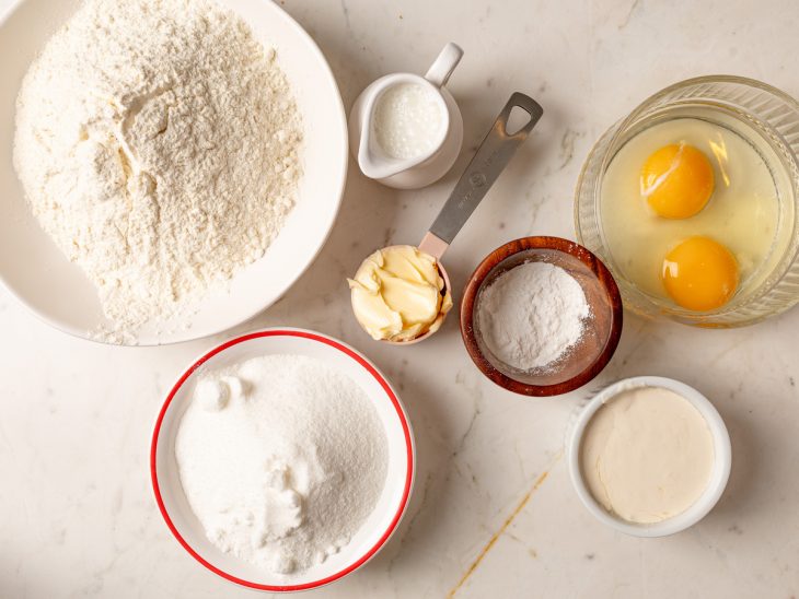 Ingredientes reunidos em uma bancada.