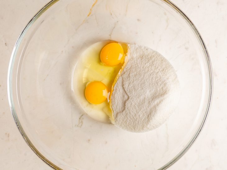 Ovos e açúcar em uma tigela de vidro.