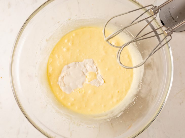 Margarina e iogurte adicionados a tigela de vidro.