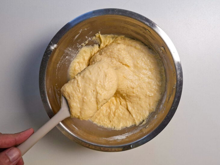 Massa com textura pesada e cremosa, caindo lentamente da colher após atingir o ponto correto.