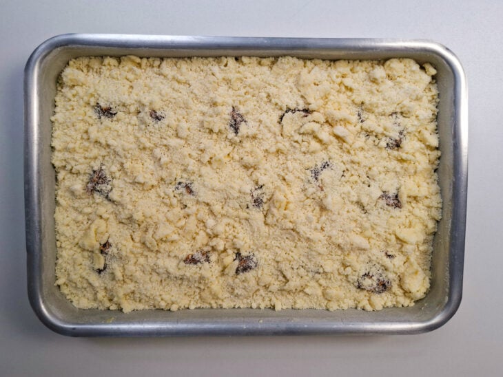Farofa espalhada sobre toda a superfície da cuca antes de ir ao forno.