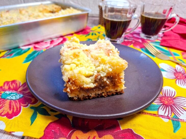 Cuca de doce de leite servida.
