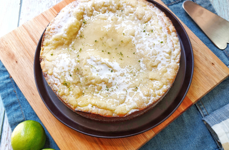 Cuca de limão com iogurte e cream cheese