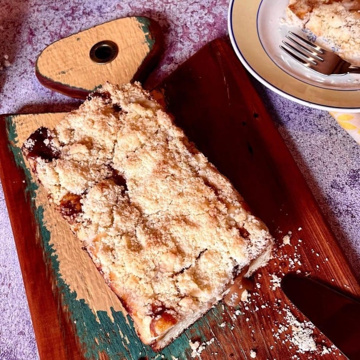 Cuca de pêssego com doce de leite