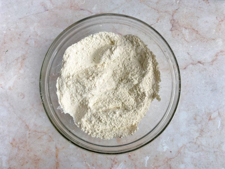 Tigela com ingredientes secos.
