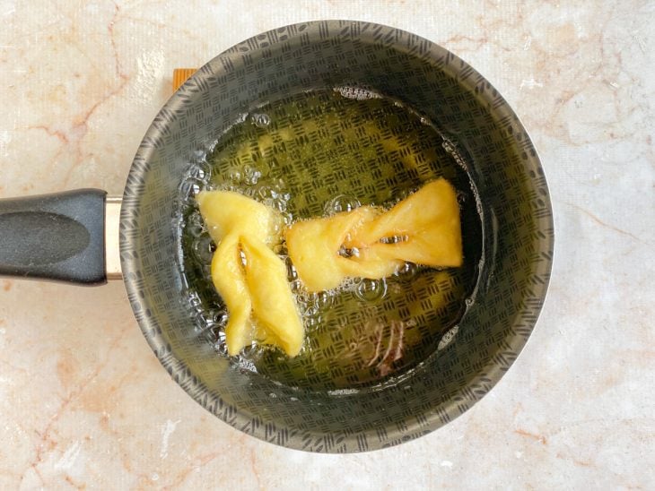 Panela com óleo e cuecas viradas.