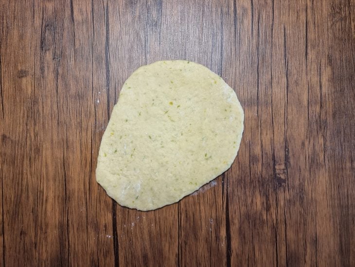 uma das partes polvilhada com farinha de trigo