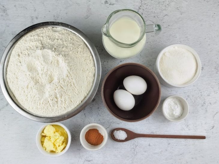 Ingredientes necessários para a receita reunidos em uma bancada.