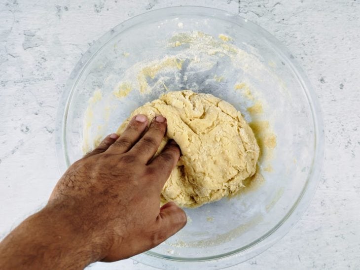Ingredientes adicionados e misturados com as mãos.