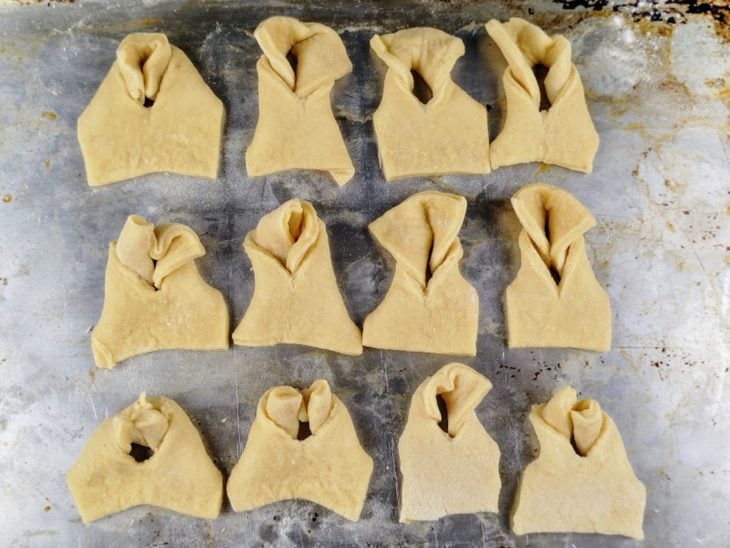 Tiras modeladas em formato de cueca virada.