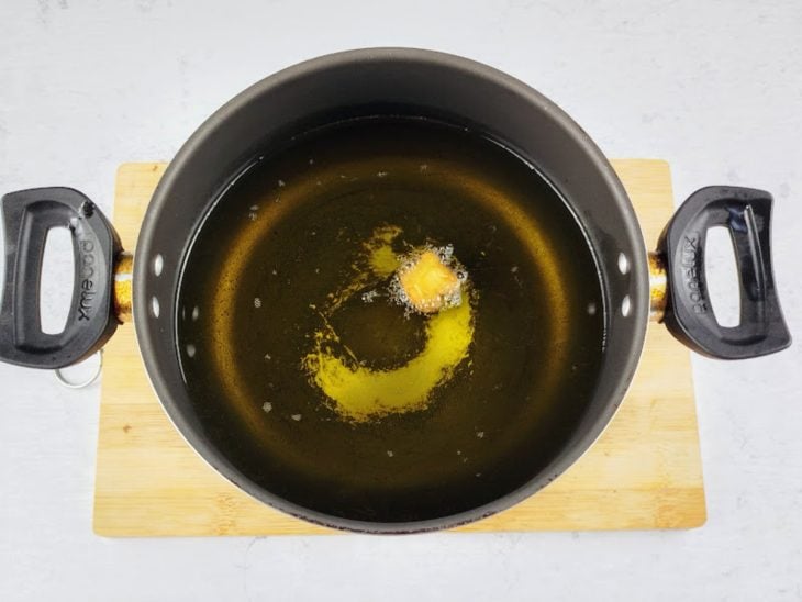 Óleo para fritar esquentando em uma panela.