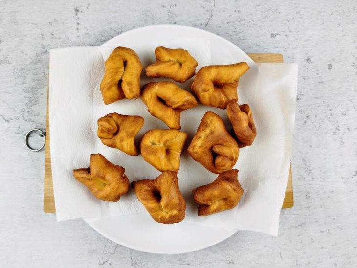 Cuecas viradas fritas e acomodadas em um prato forrada por papel toalha.