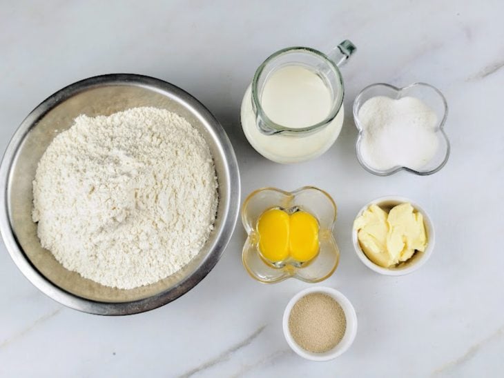 Ingredientes necessários para a receita de cueca virada fofinha separados em uma bancada.