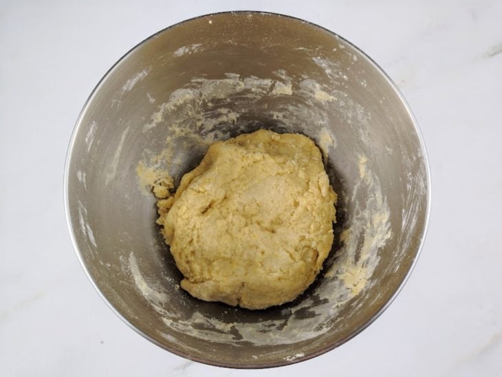 Ingredientes adicionados e misturados na tigela.