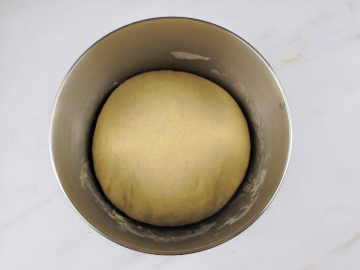 Massa fermentada na tigela.