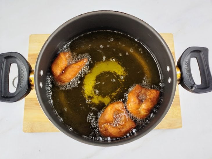 Cuecas douradas em óleo quente.