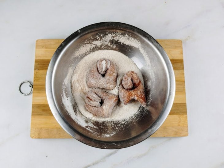 Cuecas em uma tigela com açúcar e canela.