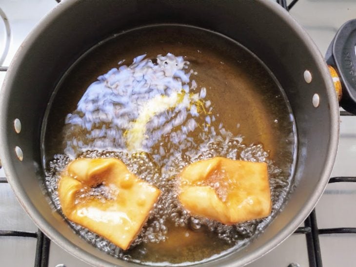 Cuecas viradas fritando no óleo em uma panela.