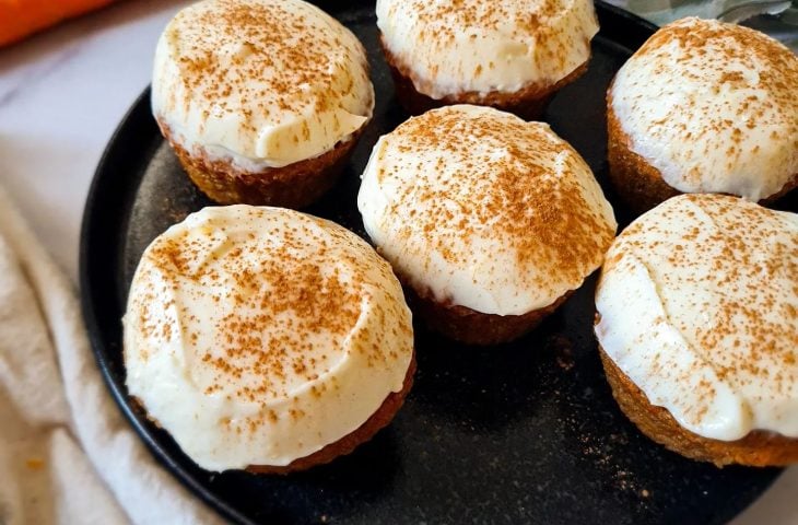 Cupcake de cenoura com cobertura de cream cheese