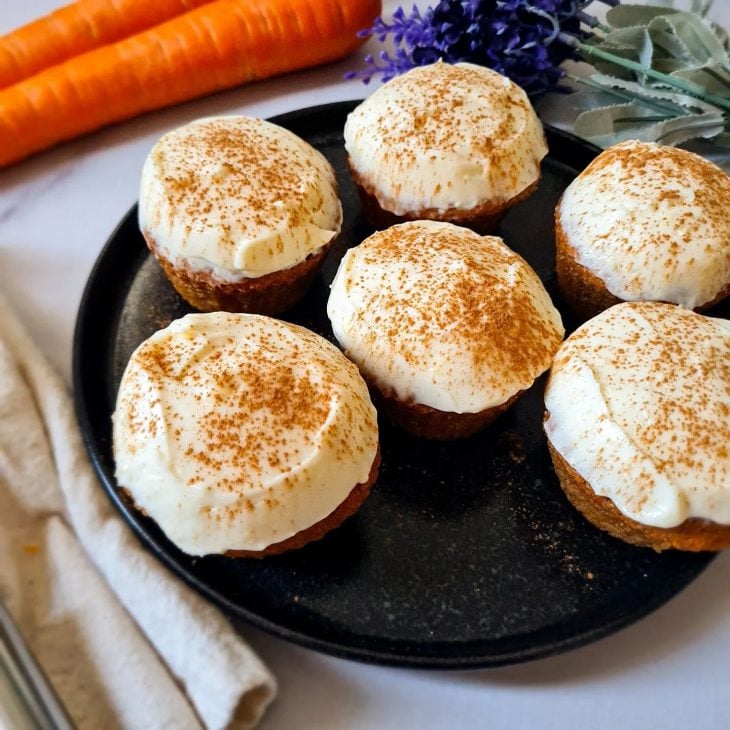 Cupcake de cenoura com cobertura de cream cheese