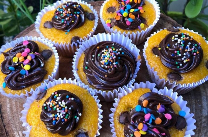 Cupcake de cenoura com gotas de chocolate