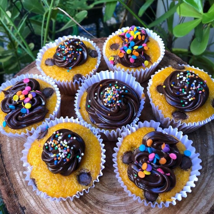 Cupcake de cenoura com gotas de chocolate