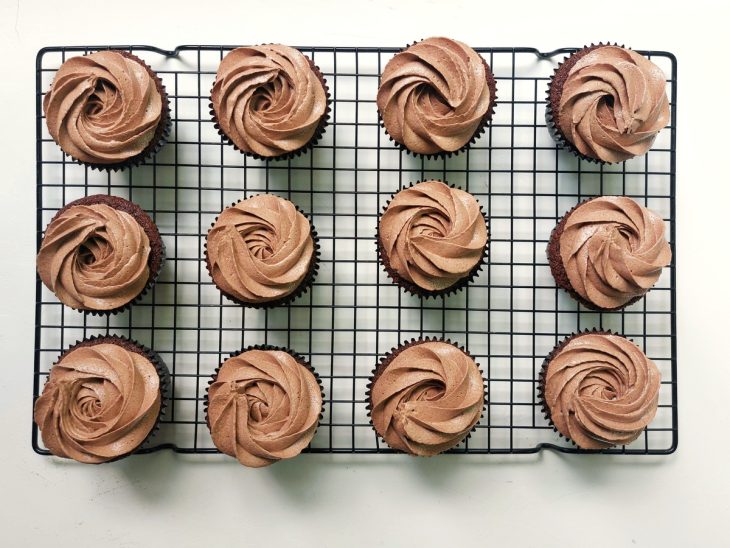 Cupcakes assados e cobertos com o buttercream.