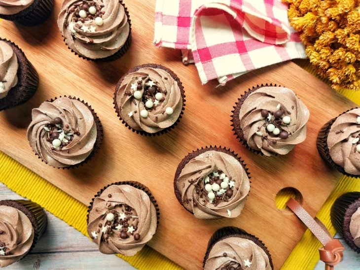 Cupcake de chocolate enfeitado com o buttercream.