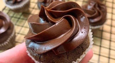 Cupcake de chocolate com ganache