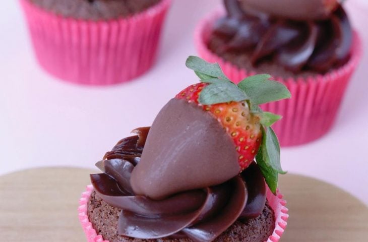 Cupcake de chocolate com morango