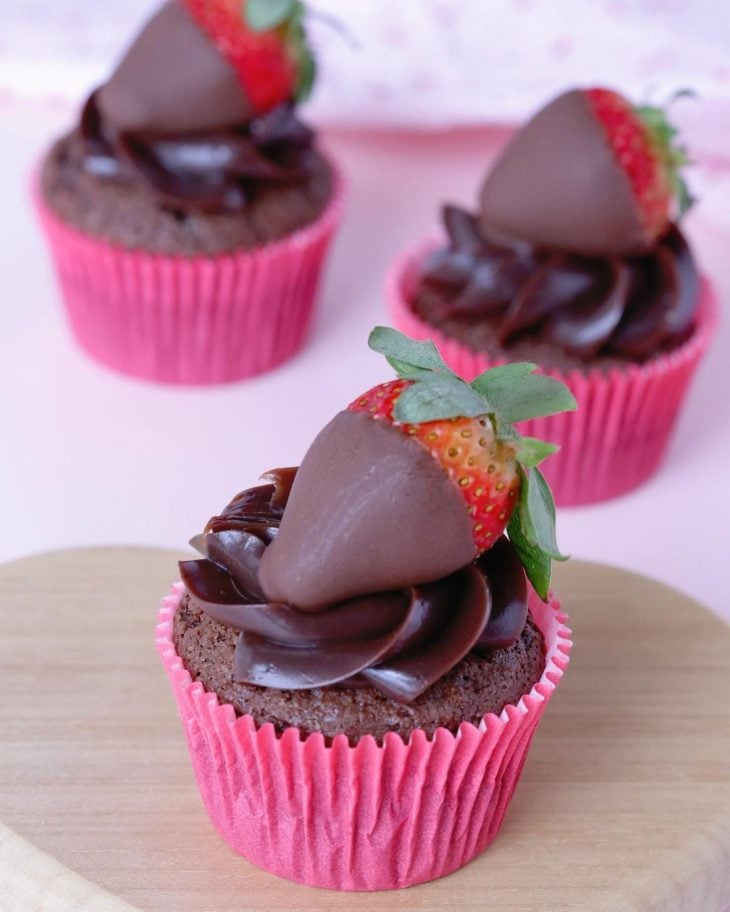 Cupcake de chocolate com morango