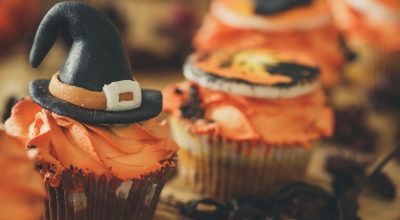 Cupcake de Halloween com chapéu de bruxa